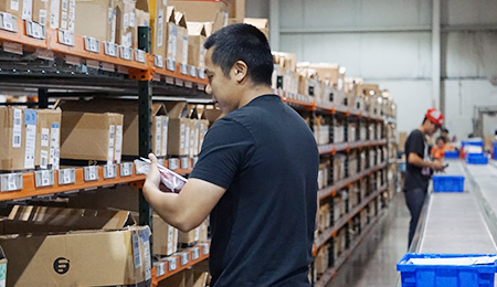 FS warehouse personnel use intelligent system to handle product shipments.